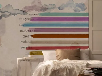 Carta da parati con righe e macchie di colore dipinte ad acquarello Colour me baby WPC_705 di Caos Creativo by Rossi&Co