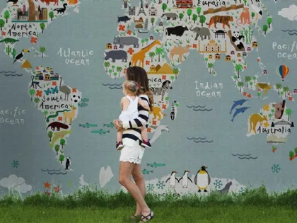 Carta da parati che rappresenta una mappa del mondo e degli animali che la abitano Colour me baby WPC_711 di Caos Creativo by Rossi&Co