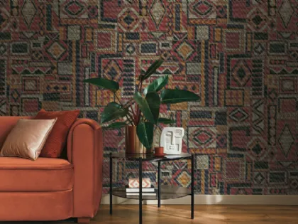 Carta da parati con geometrie che si ispirano ai tappeti orientali Vernissage WPC_919 di Caos Creativo by Rossi&Co