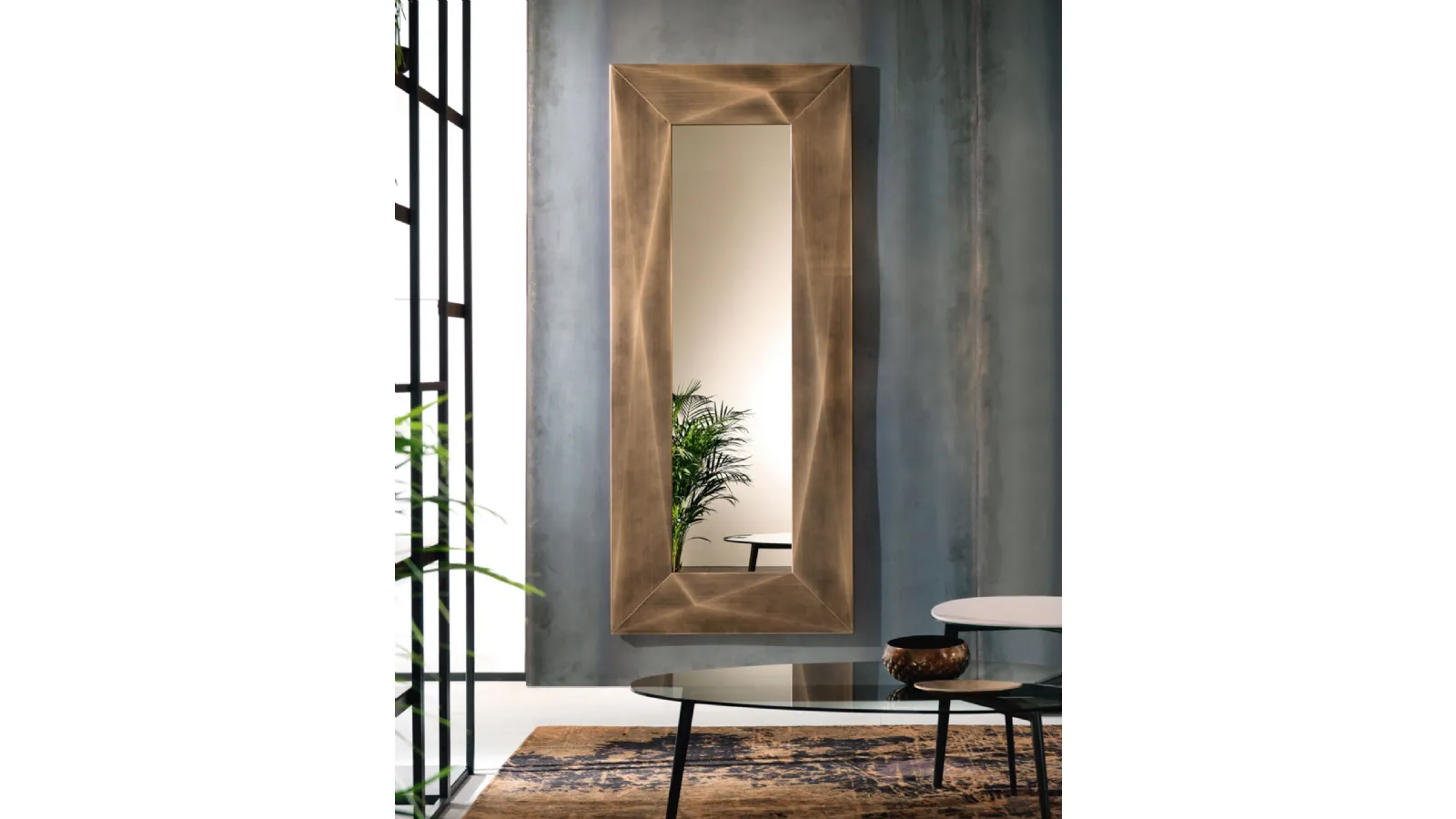 Specchio Diamond con cornice in ottone spazzolato di Riflessi