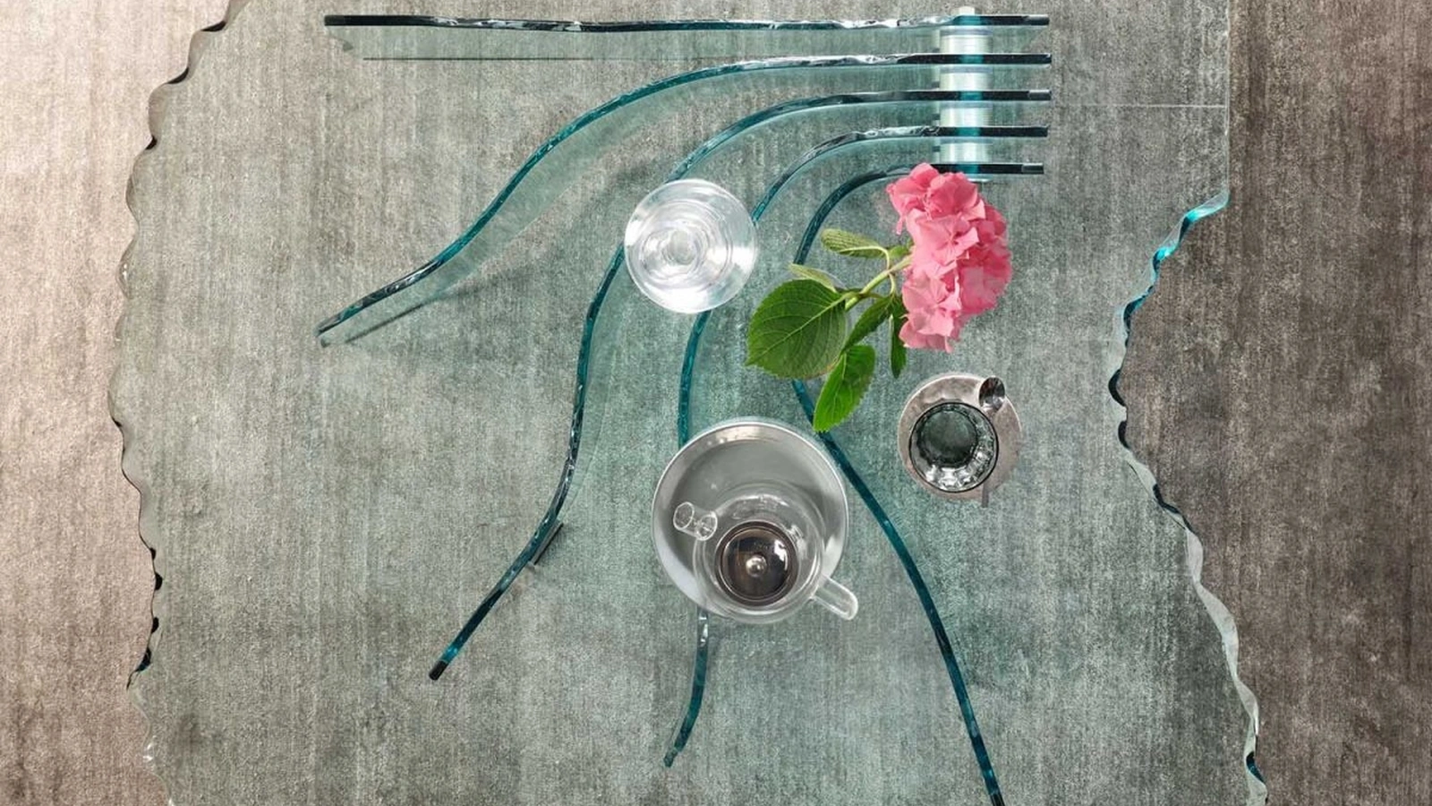 Tavolino Shell in vetro scolpito a mano di Fiam