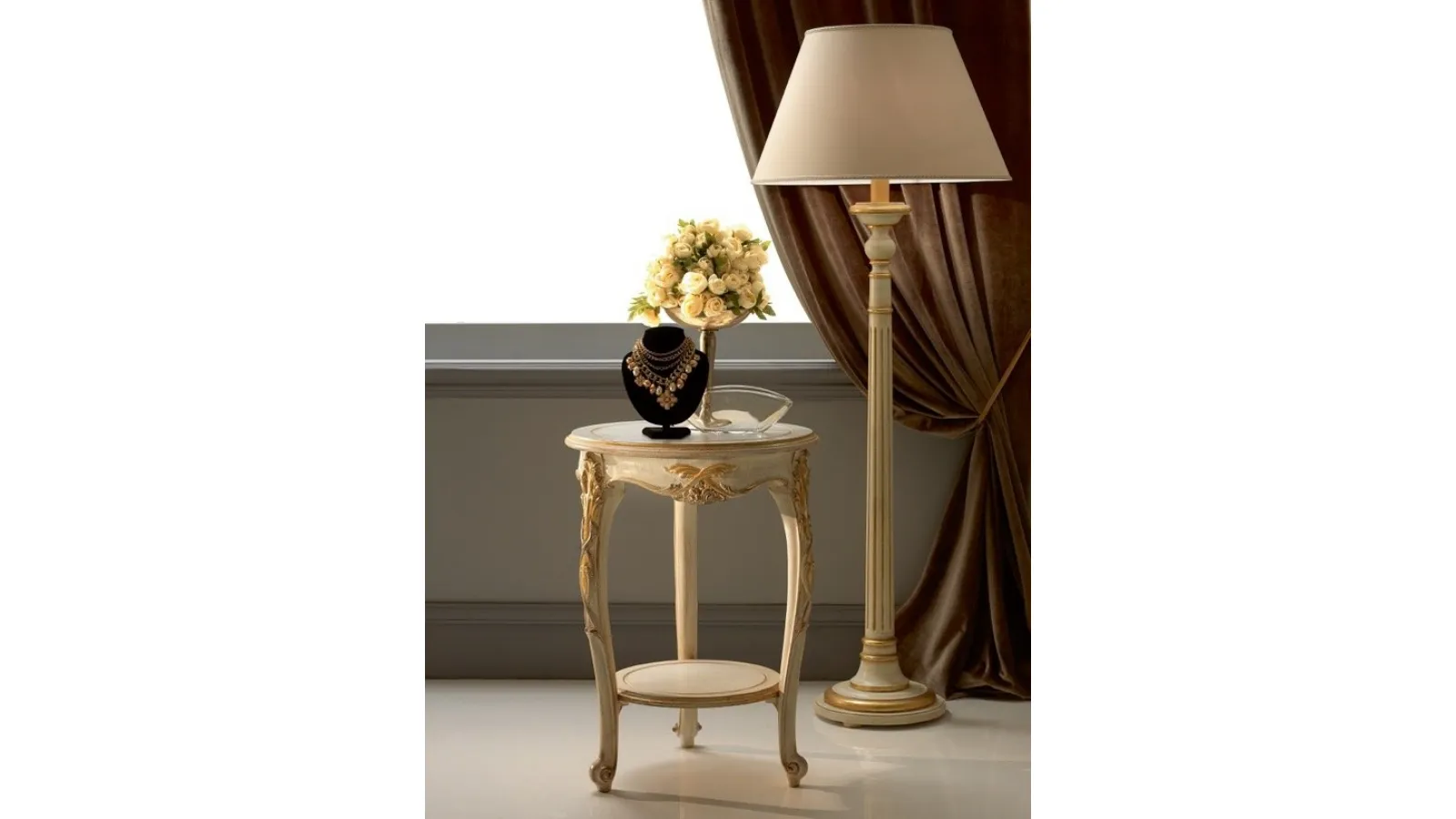 Tavolino rotondo con tre gambe 3641, in legno intagliato e decorato in foglia oro di Silvano Grifoni