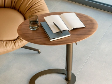 Tavolino ad altezza regolabile Tek con piano in legno di Riflessi