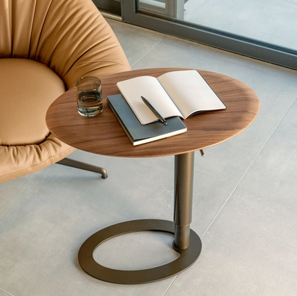 Tavolino ad altezza regolabile Tek con piano in legno di Riflessi