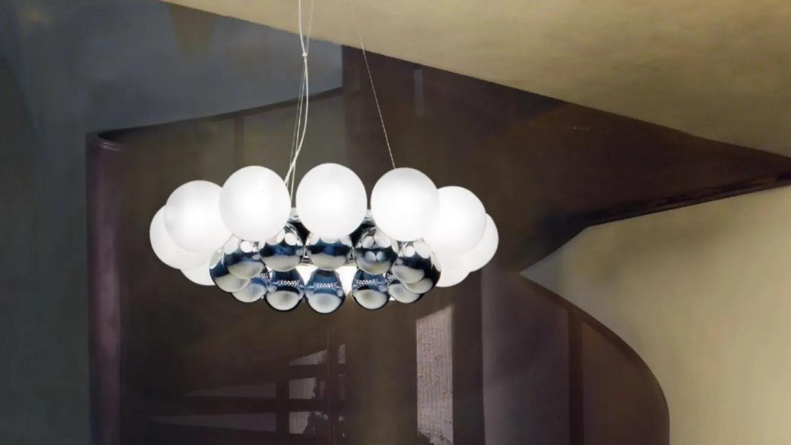 Lampada a sospensione composta da due corolle di sfere in vetro soffiato nei colori bianco e cromato 24pearls di Vistosi