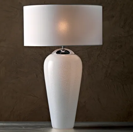 Lampada Diva da tavolo con vaso in vetro bianco e argento e paralume in tessuto bianco di Le Fablier