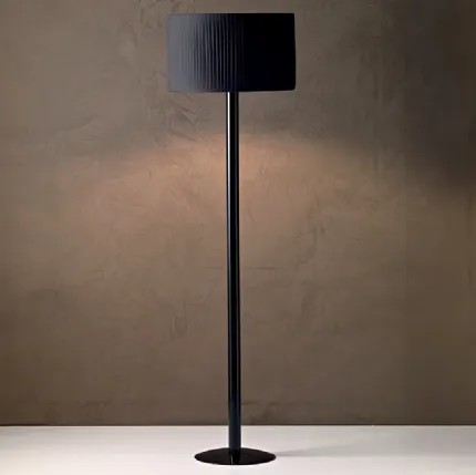 Lampada da terra Matahari con paralume in tessuto e stelo in pirex nero di Le Fablier