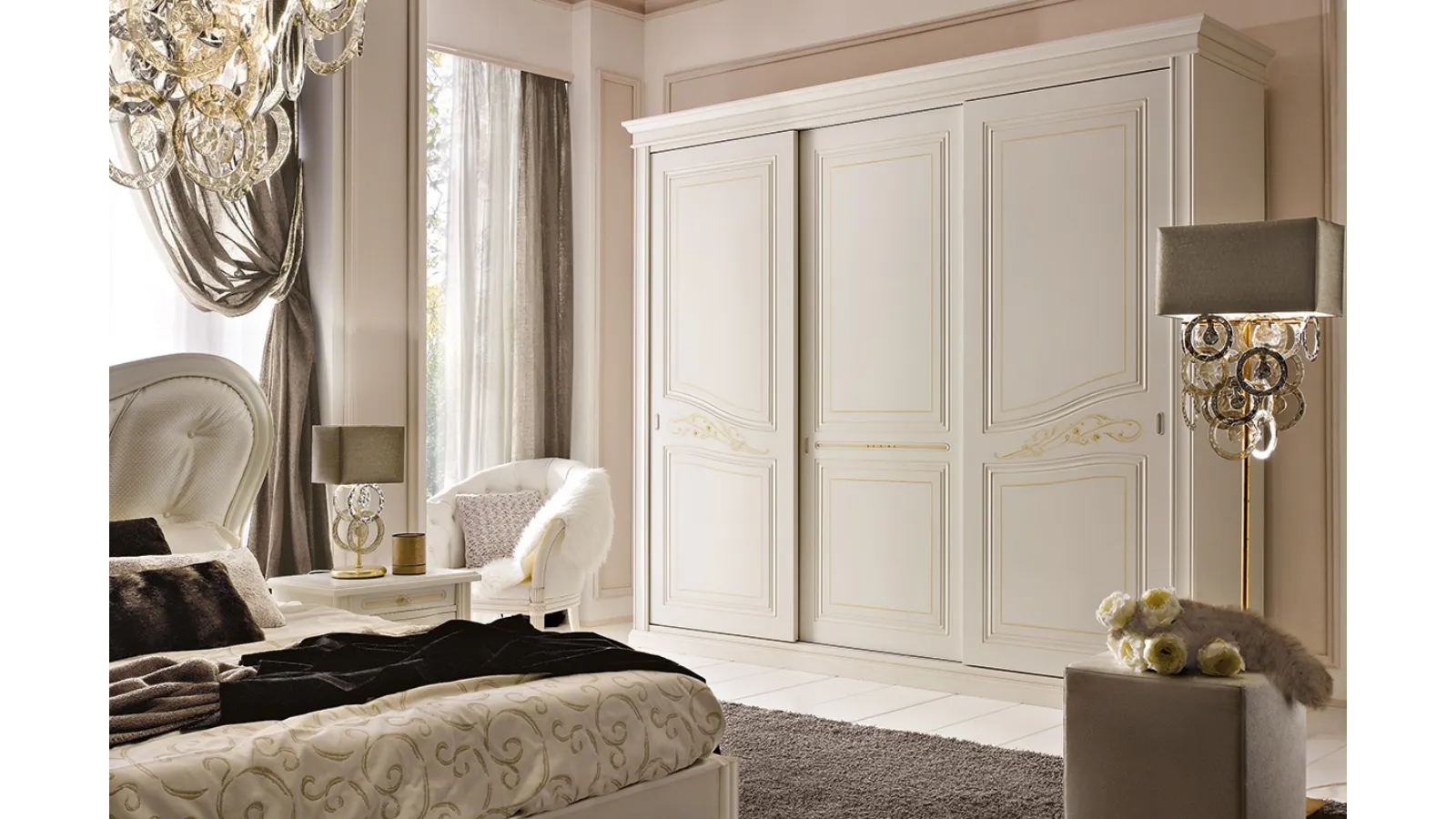 Armadio classico Gemma finitura Bianco Antico Patinato con decoro e filetto Ocra di Ferretti e Ferretti