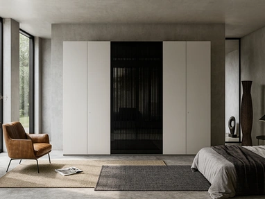 Armadio Loft laccato con ante lucifer centrali in vetro di Voltan