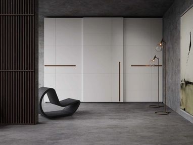 Armadio laccato bianco con inserti in bronzo Prestige 3 ante scorrevoli di Voltan