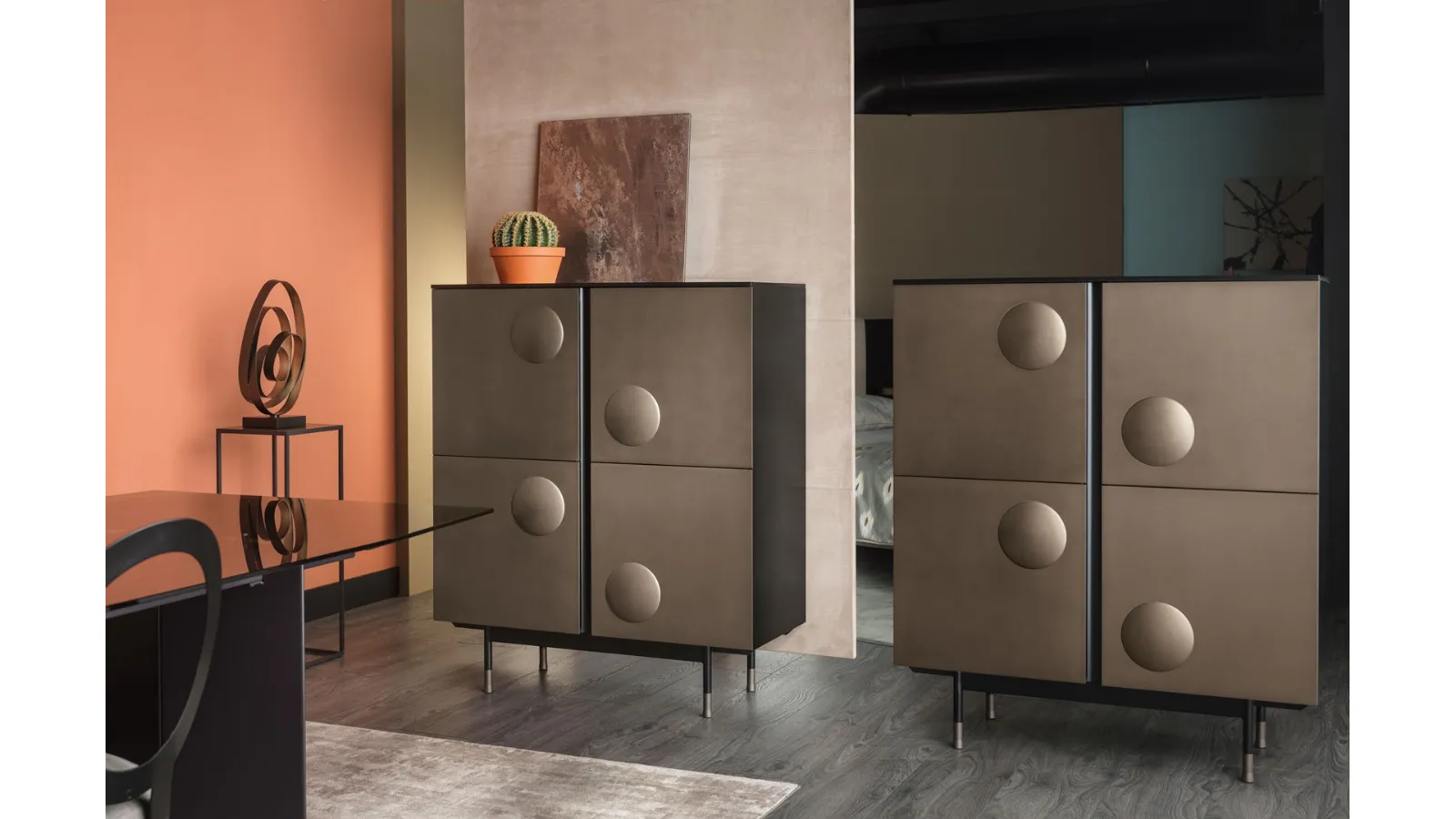 Madia Alta con ante rivestite in metallo con quattro sezioni di sfera in rilievo Melody Cabinet di Cantori