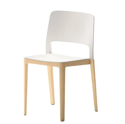 Sedia impilabile Atelier in polipropilene con struttura in legno di Veneta Cucine
