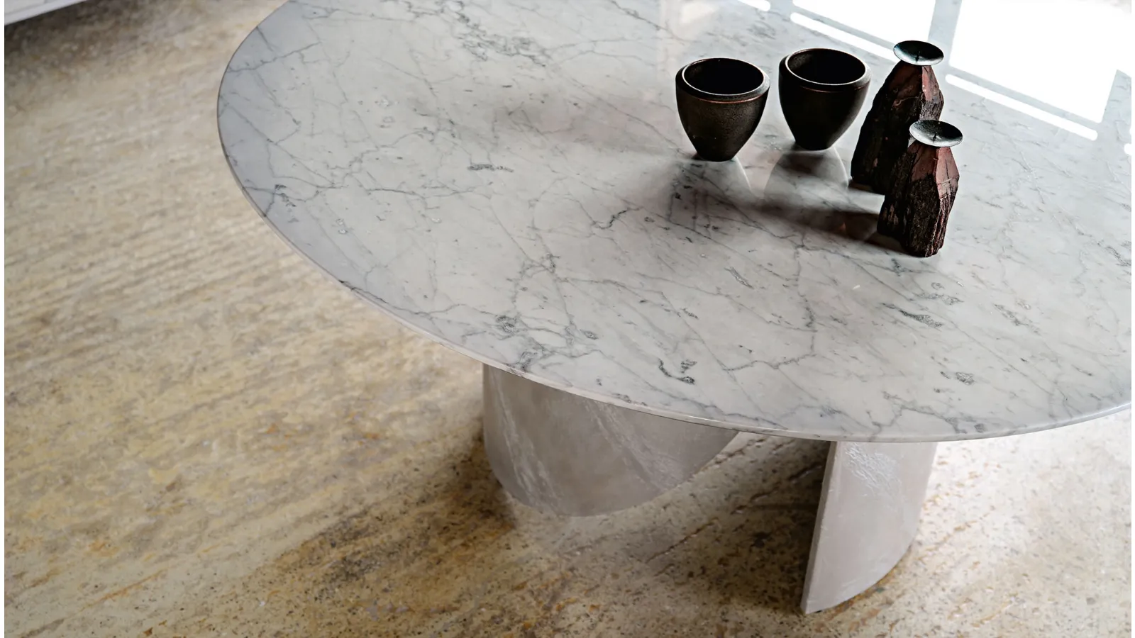 Tavolo rotondo in marmo con base in multistrato curvato Oliver di Cortezari