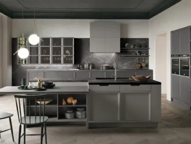 Cucina Classica con isola Newport v01 in laccato Grigio Piacenza e Frassino Grigio Pernice con top in finitura Pietra Grey levigato di Stosa