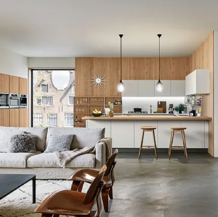 Cucina Moderna con penisola Ri-flex 03 in Vetro e Rovere di Veneta Cucine