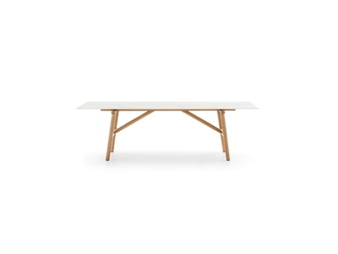 Tavolo Isamu con top in gres Calce Bianca e base in legno di Ditre Italia